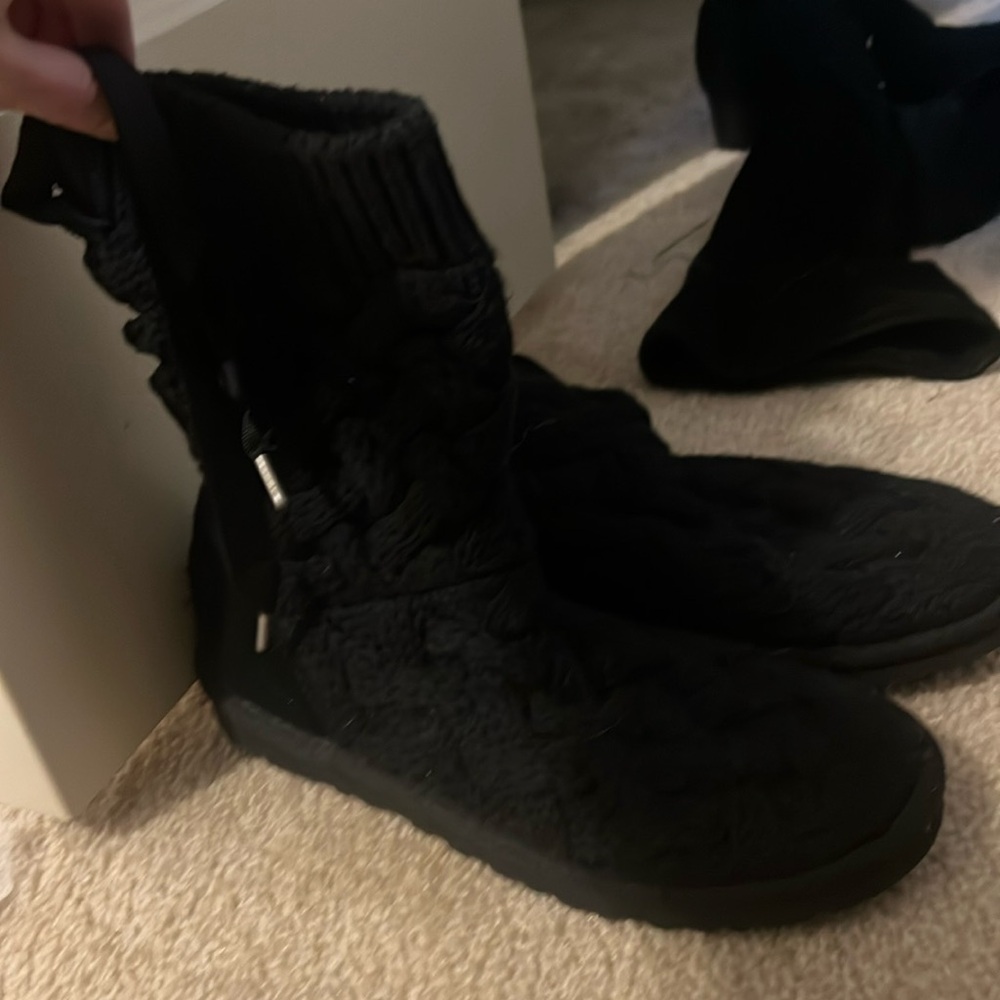 Black knit Ugg boots barely worn size 8 bows in back
